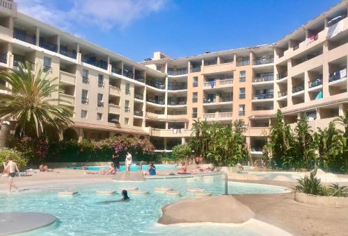 - un complexe avec une piscine et des personnes dans l'établissement STEPS TO THE BEACH apart in CANNES with Parking, à Cannes