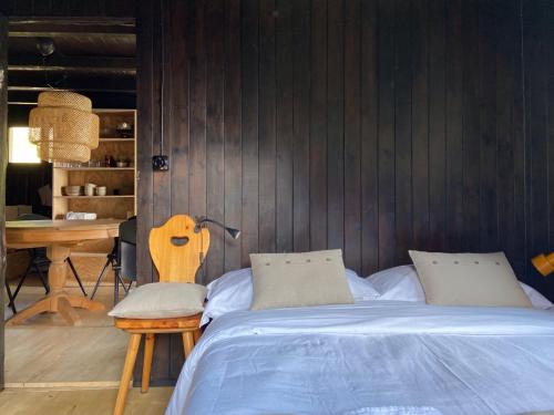 una camera con letto, tavolo e scrivania di Ca Pedrot Do-Minus Mountain Cottage & mini spa a Monte Carasso