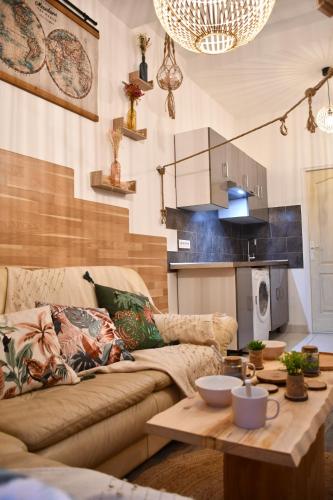 un salon avec un canapé et une table dans l'établissement Le Cabanon H24,Atypique,Cosy,Port,Plage,Wifi,Netflix, à La Seyne-sur-Mer