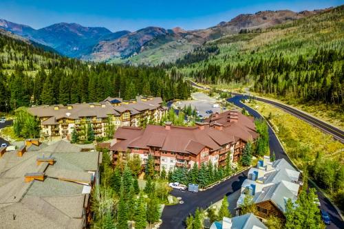an aerial view of a resort in the mountains at Eagle Springs East 101: Red-wing Suite in Solitude