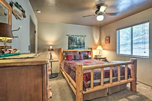 Un dormitorio con una cama y un ventilador de techo. en Family Cabin with Game Room Near Hiking and Skiing!, en Lake Arrowhead