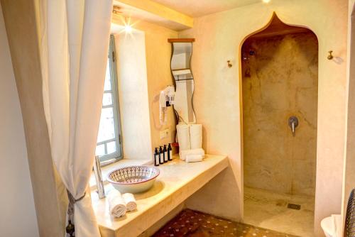 y baño con lavabo y ducha. en Riad Amaris en Rabat