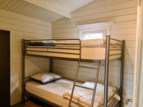 two bunk beds in a room with a window at Casa Ibiza is vakantie in Drenthe in Schoonebeek