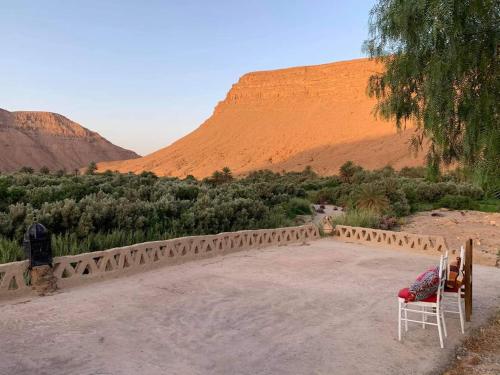 une chaise assise devant une montagne dans le désert dans l'établissement Luna del fuego, à Ifri