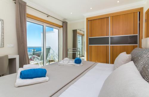 Ένα ή περισσότερα κρεβάτια σε δωμάτιο στο Panoramic Seaview Holiday Escape Carvoeiro Algarve