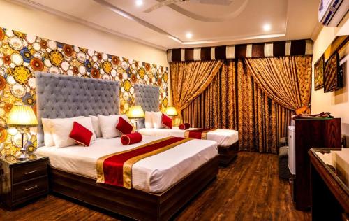 A bed or beds in a room at Rose Palace Hotel, Gulberg