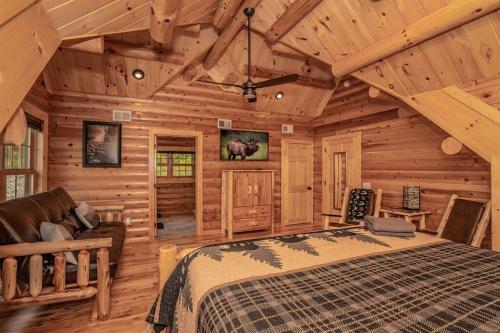 1 dormitorio con 1 cama en una cabaña de madera en Roaring Fork Lodge en Gatlinburg