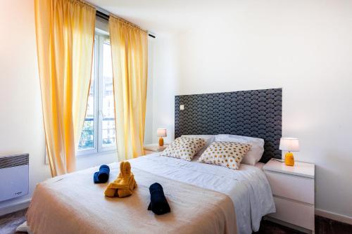 un dormitorio con una cama con dos animales de peluche en ANJA - Top Hôte Paris - 6 Personnes Balcon Parking, en Saint-Denis