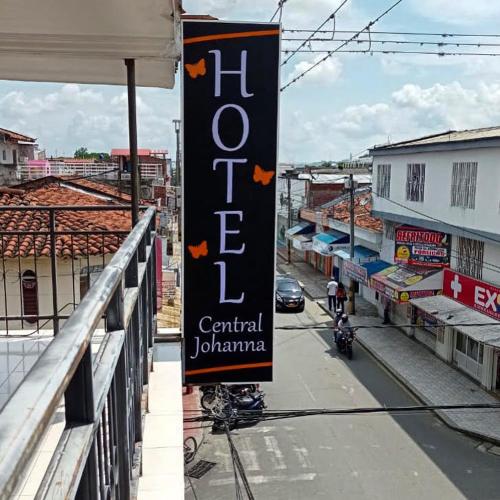 トゥルアにあるHotel Central Johannaの通り側のホテル看板