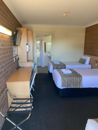 Кровать или кровати в номере Maitland City Motel