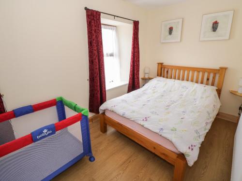 een slaapkamer met een bed en een raam bij Georges Street in Killala