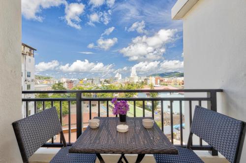 een tafel op een balkon met uitzicht op de stad bij Lucky Buako Hotel Patong in Patong Beach