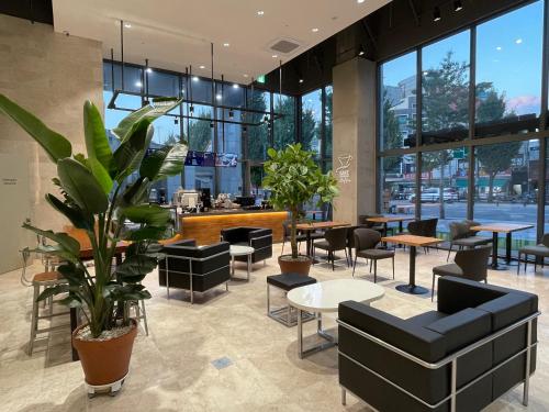 a lobby with tables and chairs and a bar at Hotel U5 in Seoul