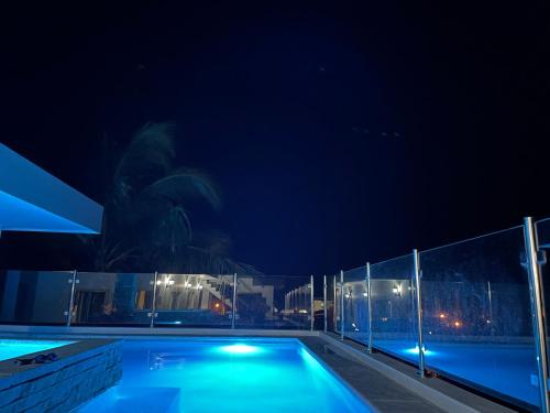 a swimming pool at night with the lights on at Apartamento Carey in Cabrera