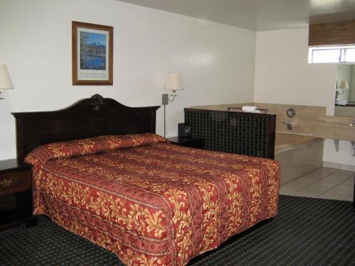 Cama ou camas em um quarto em Jamestown Railtown Motel
