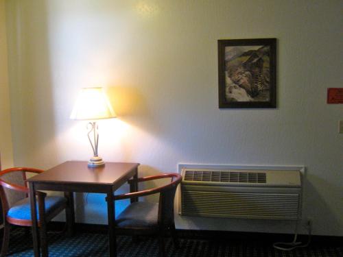 Uma área de estar em Jamestown Railtown Motel