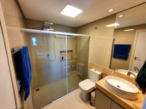 une salle de bain avec une douche, des toilettes et un lavabo dans l'établissement Casa Áurea! A 100 metros da areia de Ponta Negra, com vista deslumbrante do mar, à Natal