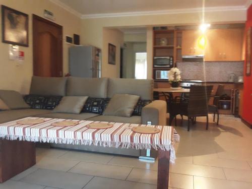 Una cocina o zona de cocina en Residence Les Peupliers Flic en Flic Mauritius