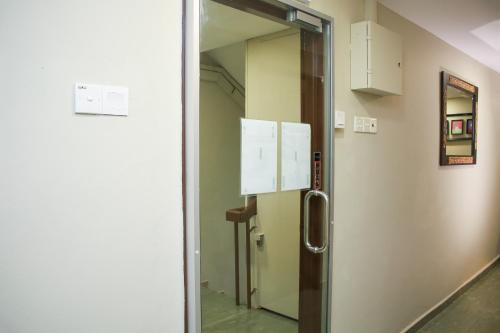 een deur naar een kamer met een koelkast bij OYO 90338 Prima Saujana Budget Hotel in Kajang