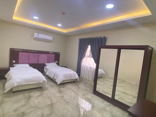 Un pat sau paturi într-o cameră la شقق القارات السبع الاحساء