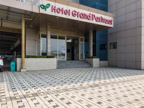 Muka bangunan atau pintu masuk Hotel Grand Parivaar