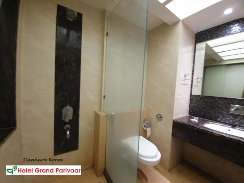 Bilik mandi di Hotel Grand Parivaar