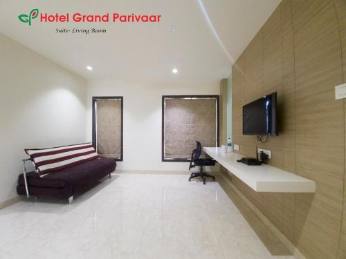 Televisyen dan/atau pusat hiburan di Hotel Grand Parivaar