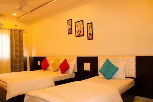 Ein Bett oder Betten in einem Zimmer der Unterkunft Hotel Neem Tree