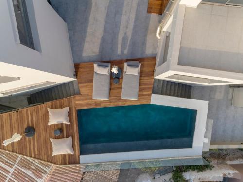 einen Blick über einen Pool in einem Haus in der Unterkunft Alectrona Living Crete, RocSea Luxury Apartment in Platanias