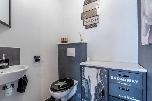 een badkamer met een wastafel, een toilet en een wastafel bij Le Merveilleux - Proche Thionville, Metz, Luxembourg in Basse-Yutz
