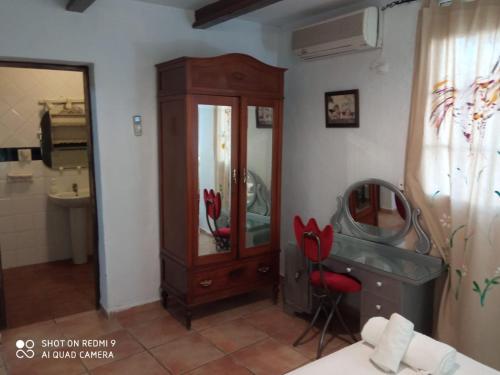 una stanza con specchio, cassettiera e lavandino di Cortijo Torreblanca Casa Rural Parque Natural Cabo de Gata a El Pozo de los Frailes