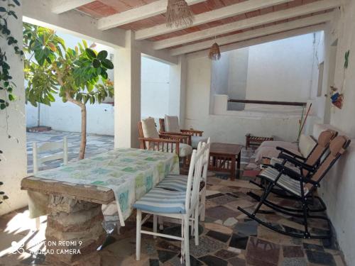 Cette chambre dispose d'une terrasse avec une table et des chaises. dans l'établissement Cortijo Torreblanca, à El Pozo de los Frailes