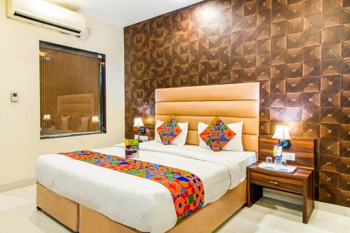 ボーパールにあるFabHotel Prime President- Near to Bhopal Airportのベッドルーム1室(大型ベッド1台付)