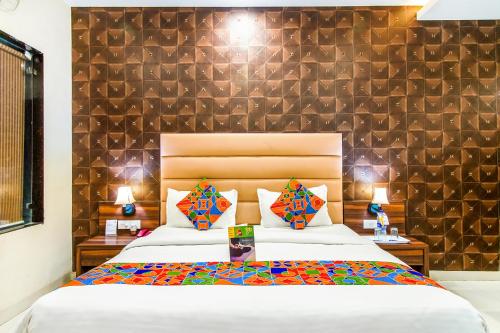 Säng eller sängar i ett rum på FabHotel Prime President- Near to Bhopal Airport