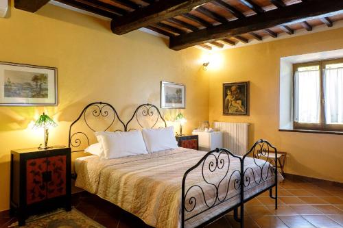 a bedroom with a bed in a room at Villa Chiccheio Rooms in Montepulciano