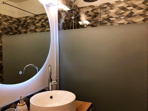 Bathroom sa PERLIERES T2 lumineux vue bassin parking wifi