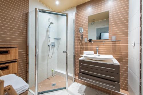 une salle de bain avec douche et lavabo dans l'établissement Happyfew Eros, à Nice