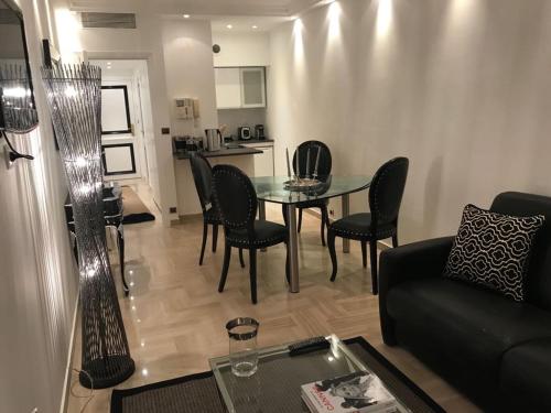 un salon avec une table et des chaises dans l'établissement Studio Gray d’Albion Cannes, à Cannes