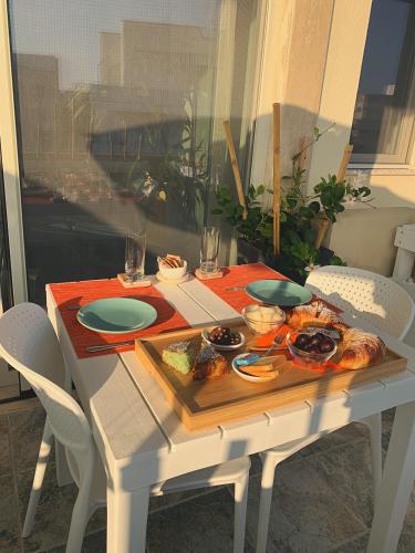un tavolo bianco con un piatto di cibo sopra di Lulía bed&breakfast a Otranto