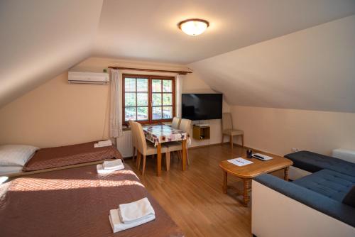 ミクロフにあるApartmán a ubytování U Machůのベッド2台、ソファ、テーブルが備わる客室です。