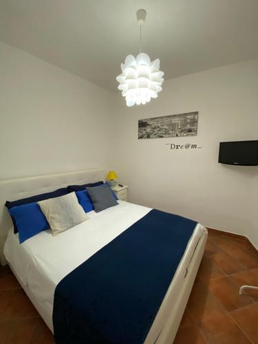 ヴィエトリにあるLa piazzettaのベッドルーム1室(ベッド1台、シャンデリア付)