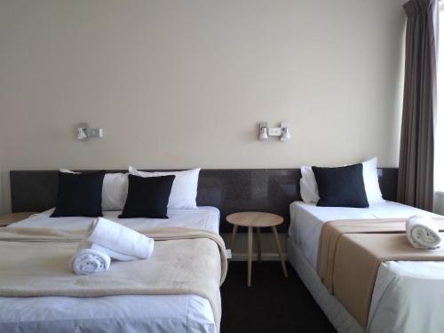 Łóżko lub łóżka w pokoju w obiekcie Allonville Gardens Motel