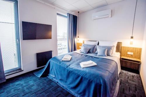 um quarto de hotel com uma cama com duas toalhas em Pokoje Bytów em Bytów