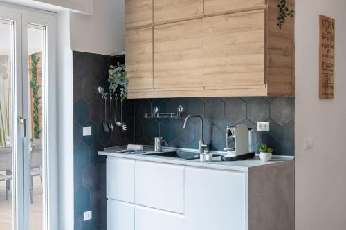 Kitchen o kitchenette sa G&G Green Garden - Appartamento con Ampio Terrazzo esterno By followgreenhouserome
