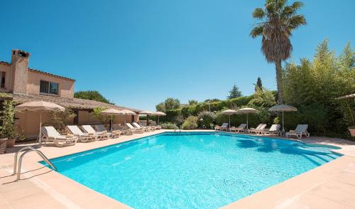 una gran piscina con sillas y sombrillas en Castel 'Provence, en Mouans-Sartoux