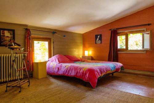 Postel nebo postele na pokoji v ubytování Villa charmante à Vauvenargues avec piscine privée et jardin