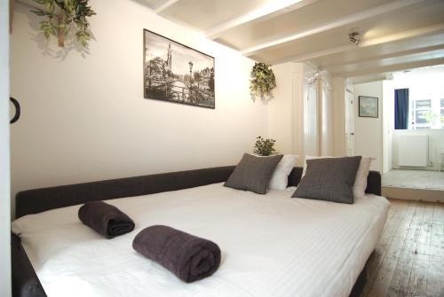 Cosy apartment right in the city center with AIRCO! tesisinde bir odada yatak veya yataklar