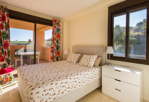 Un pat sau paturi într-o cameră la Wonderful 2 bedroom apartment 821