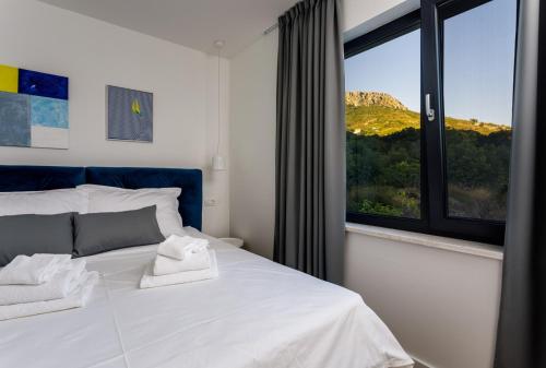 Posteľ alebo postele v izbe v ubytovaní NEW! Modern Villa Elia with 40sqm heated pool, 3 bedrooms, and Split city views