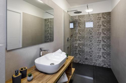 Kúpeľňa v ubytovaní NEW! Modern Villa Elia with 40sqm heated pool, 3 bedrooms, and Split city views